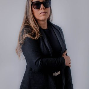 Óculos Joana com detalhes dourado quadrado com proteção UV